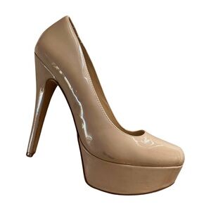 Slight scrubs. Easily cleanable. Worn once. Great condition!! Beautiful shoe